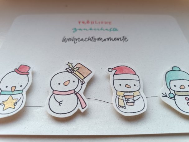 Bunte Schneemänner mit festlicher Dekoration auf einem weißen Hintergrund.