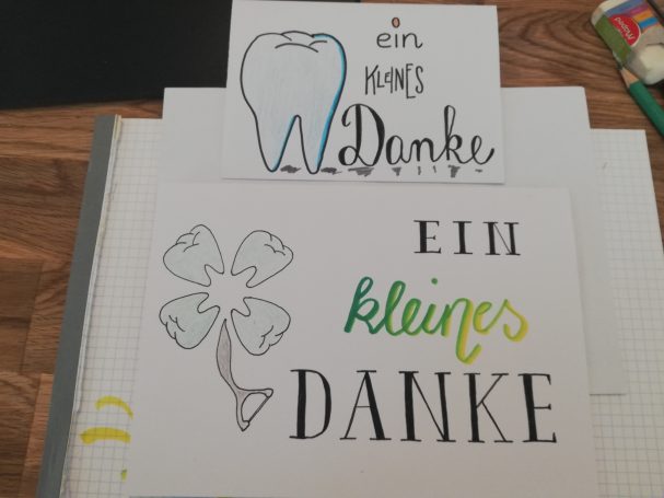 Zwei Dankeskarten mit unterschiedlichen Designs und einem Zahn- sowie Blütenmotiv.